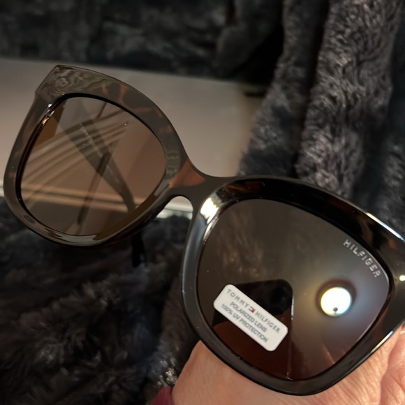 Tommy Hilfiger - Picture 3 of 5